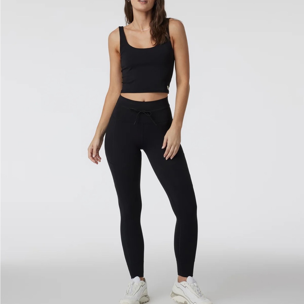 Vuori Daily Crop NWT - Picture 2 of 4